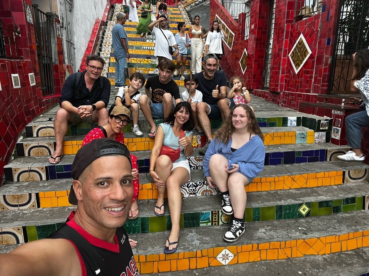 Emmanuel avec un groupe de voyageurs sur les escaliers Selarón
