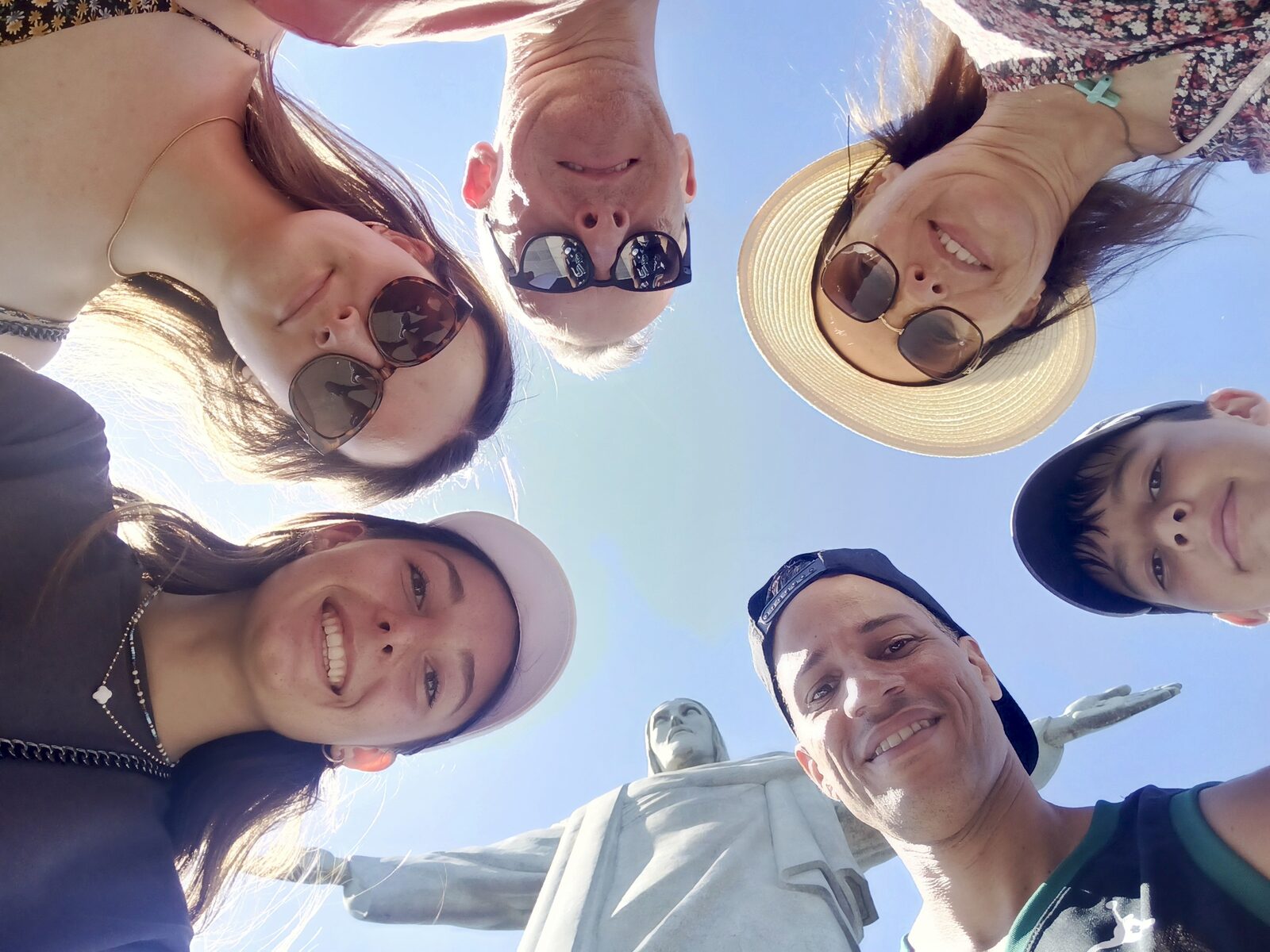 Emmanuel avec des voyageurs pendant une visite guidée à Rio