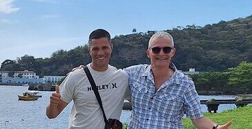 Emmanuel avec un voyageur lors d’une visite à Rio