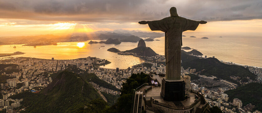 Vue panoramique sur le Christ Rédempteur et la baie de Rio