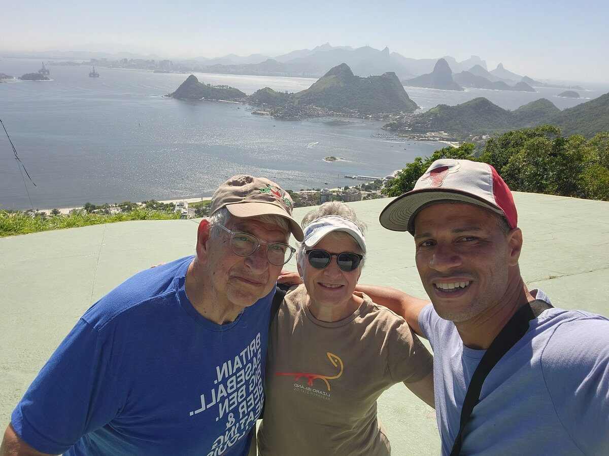 Emmanuel avec des voyageurs devant un panorama naturel de Rio
