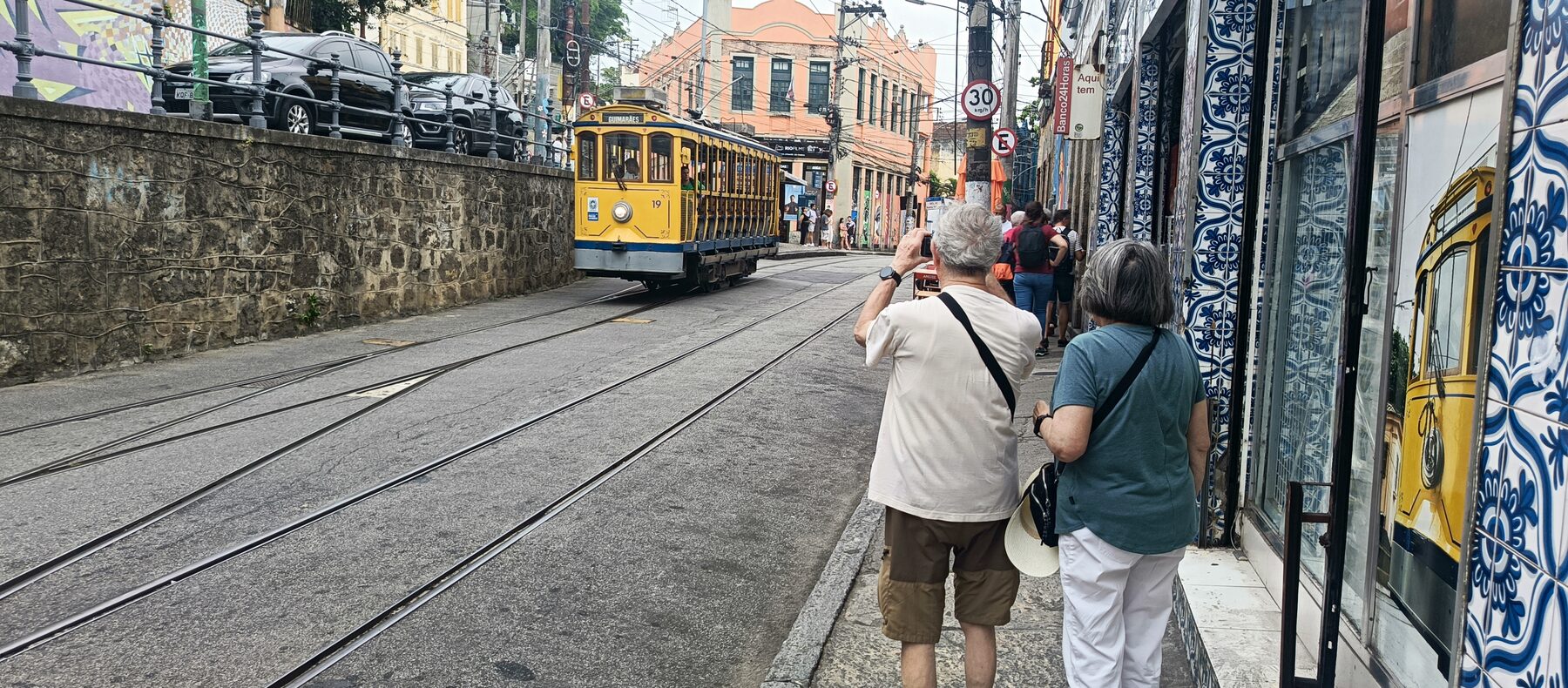 Tramway jaune dans les rues historiques de Santa Teresa